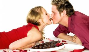 Влюбленная пара отмечает день шоколада