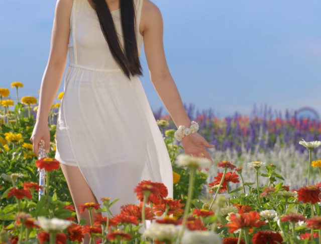 девушка в цветочном поле