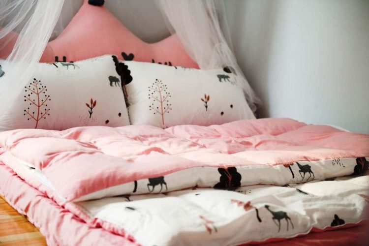 Розовый матрас с подушками