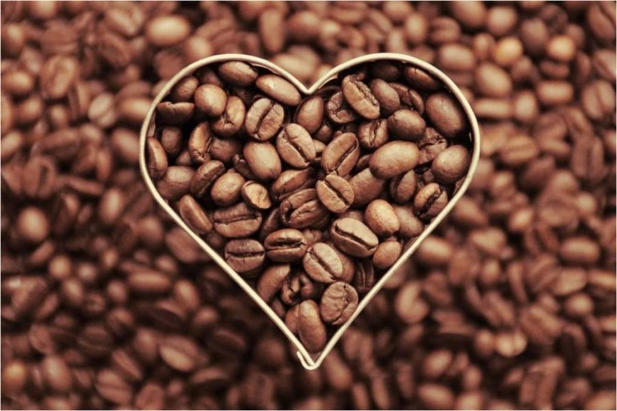 Кофейные зерна, уложенные в виде сердца.