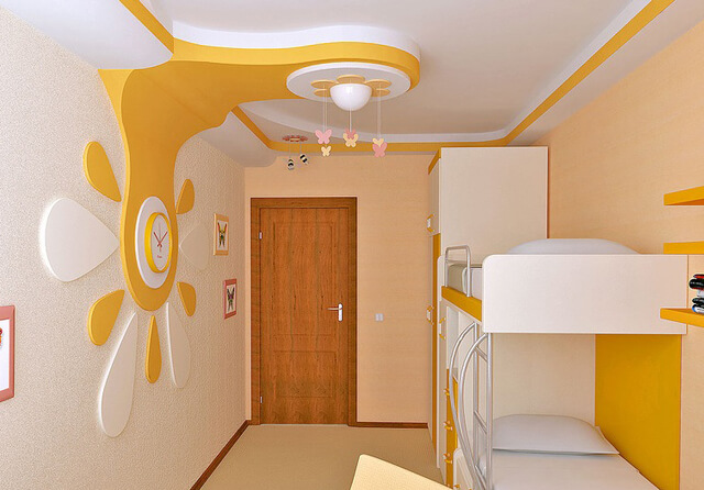 Бело-желтый потолок в детской комнате.