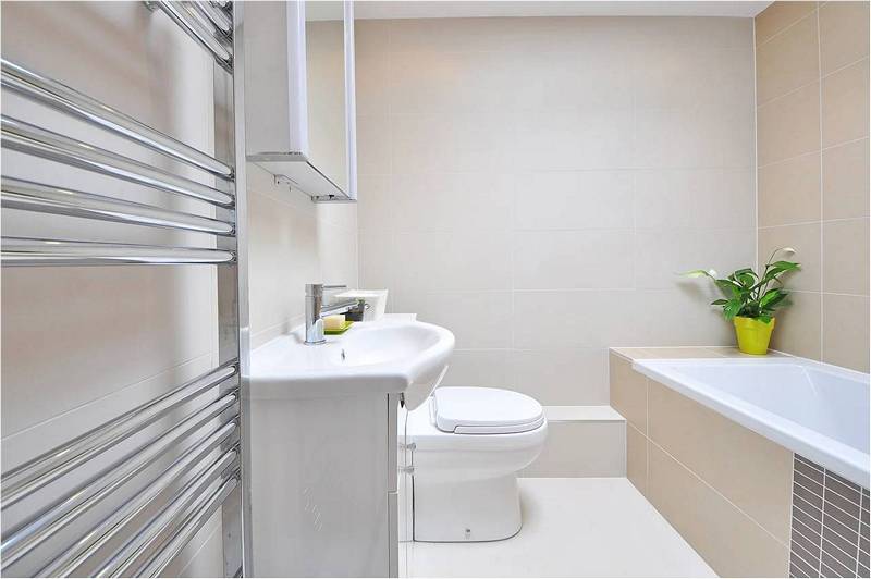 Идеи для ремонта ванной комнаты - дизайн в светлых тонах зрительно увеличивает пространство.