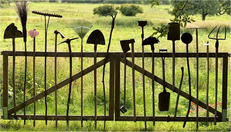 Забор из садово-огородного инвентаря.