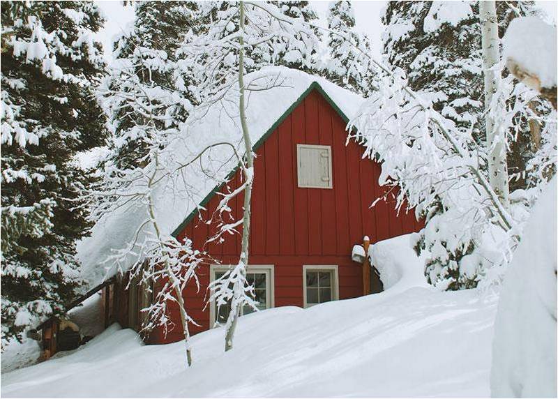 Дачный домик засыпан снегом почти полностью.