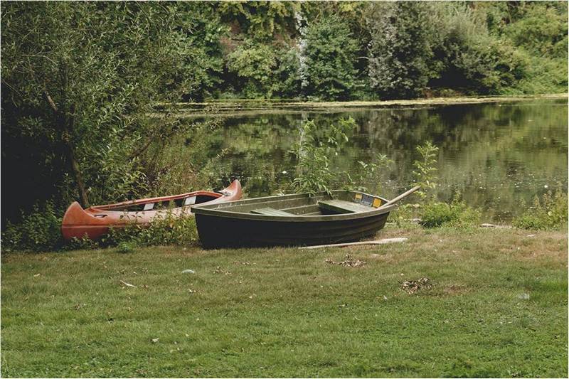 Две лодки на берегу реки.