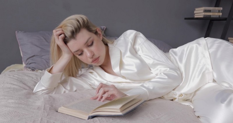Девушка читает перед сном, средства для быстрого засыпания и хорошего сна.